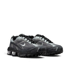 Bliss sneakers Nike Shox Ride 2 gri ve siyah renkli, file yüzeyli ve ikonik yastıklama sistemli performans spor ayakkabı