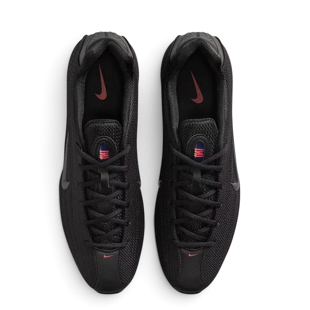 Bliss sneakers Nike Shox Ride 2 siyah renkli, kırmızı detaylı, nefes alabilen dokuma yüzeye sahip spor ayakkabı