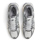 Bliss sneakers Nike V2K Run gri ve beyaz renkli, nefes alabilen file detaylı modern günlük spor ayakkabı.