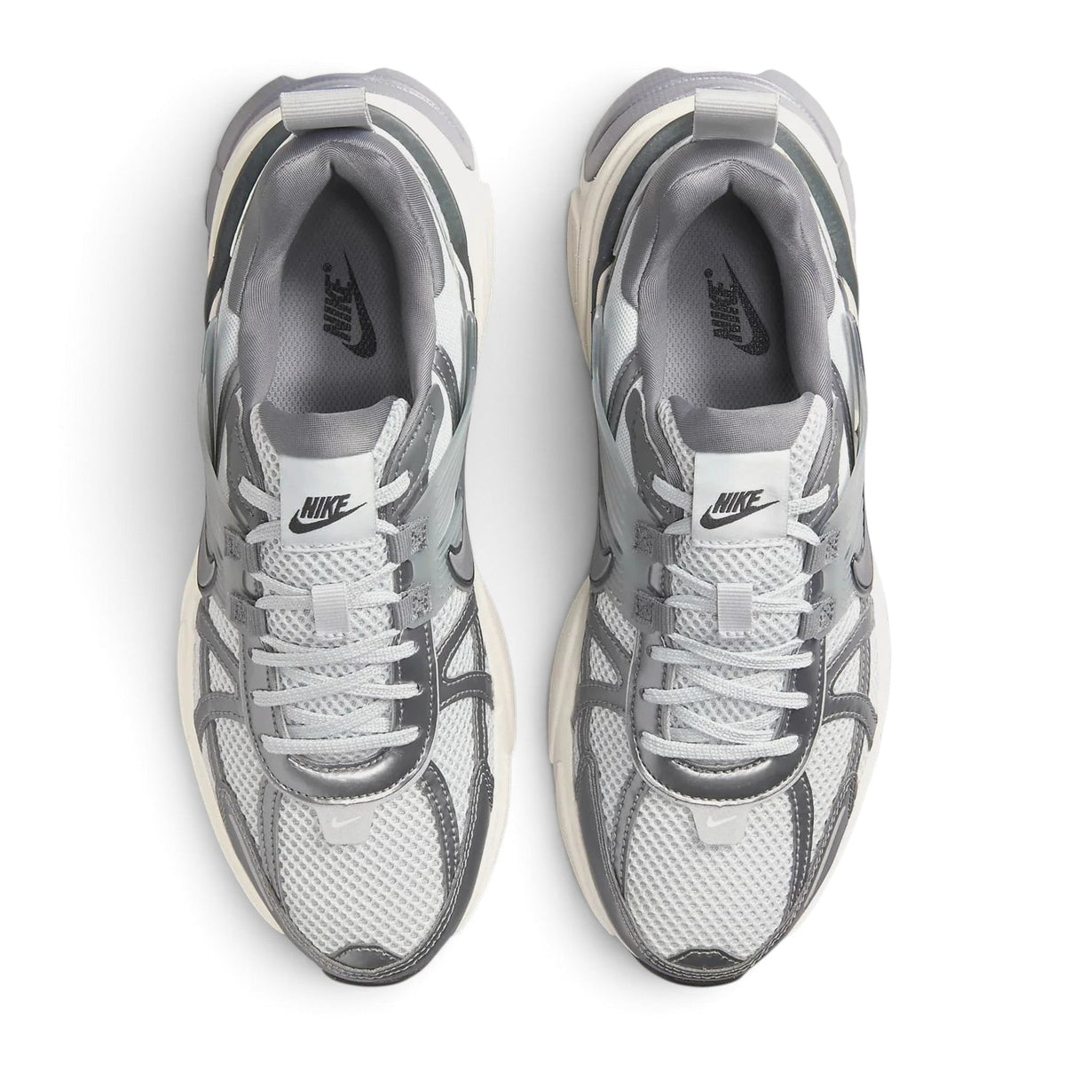 Bliss sneakers Nike V2K Run gri ve beyaz renkli, nefes alabilen file detaylı modern günlük spor ayakkabı.