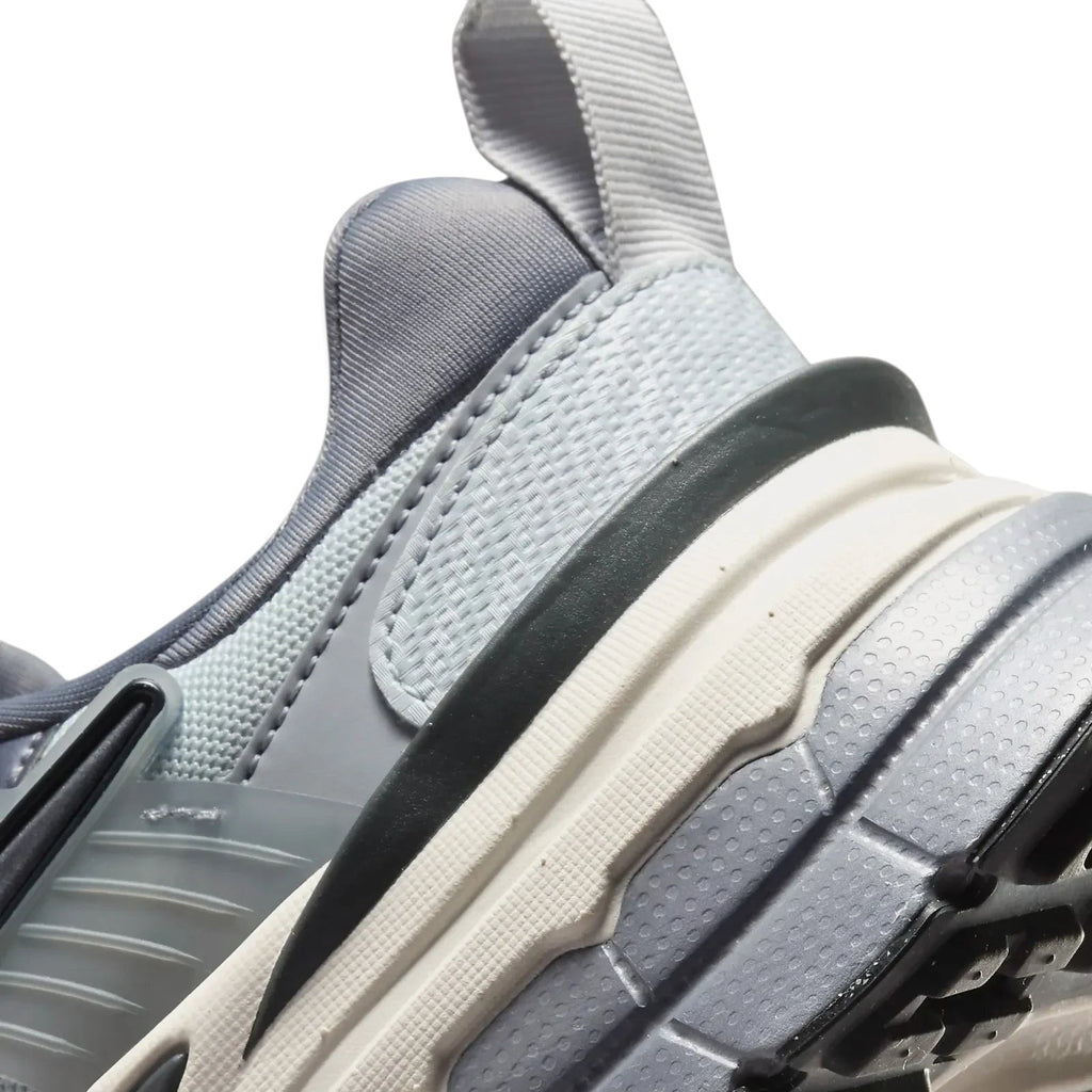 Bliss sneakers Nike V2K Run gri ve beyaz tonlarında, yastıklamalı taban yapısına sahip modern günlük spor ayakkabı