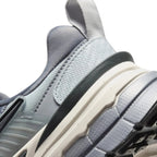 Bliss sneakers Nike V2K Run gri ve beyaz tonlarında, yastıklamalı taban yapısına sahip modern günlük spor ayakkabı