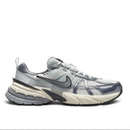 Bliss sneakers Nike V2K Run gri ve beyaz renkli, file detaylı, fütüristik tasarımlı konforlu günlük spor ayakkabı