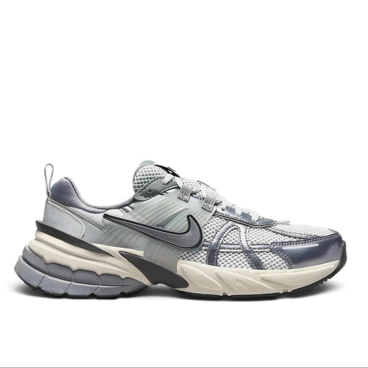 Bliss sneakers Nike V2K Run gri ve beyaz renkli, file detaylı, fütüristik tasarımlı konforlu günlük spor ayakkabı