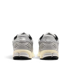 Bliss sneakers Nike Zoom Vomero 5 metalik gümüş detaylı, krem orta tabanlı ve geometrik topuklu performans koşu ayakkabısı