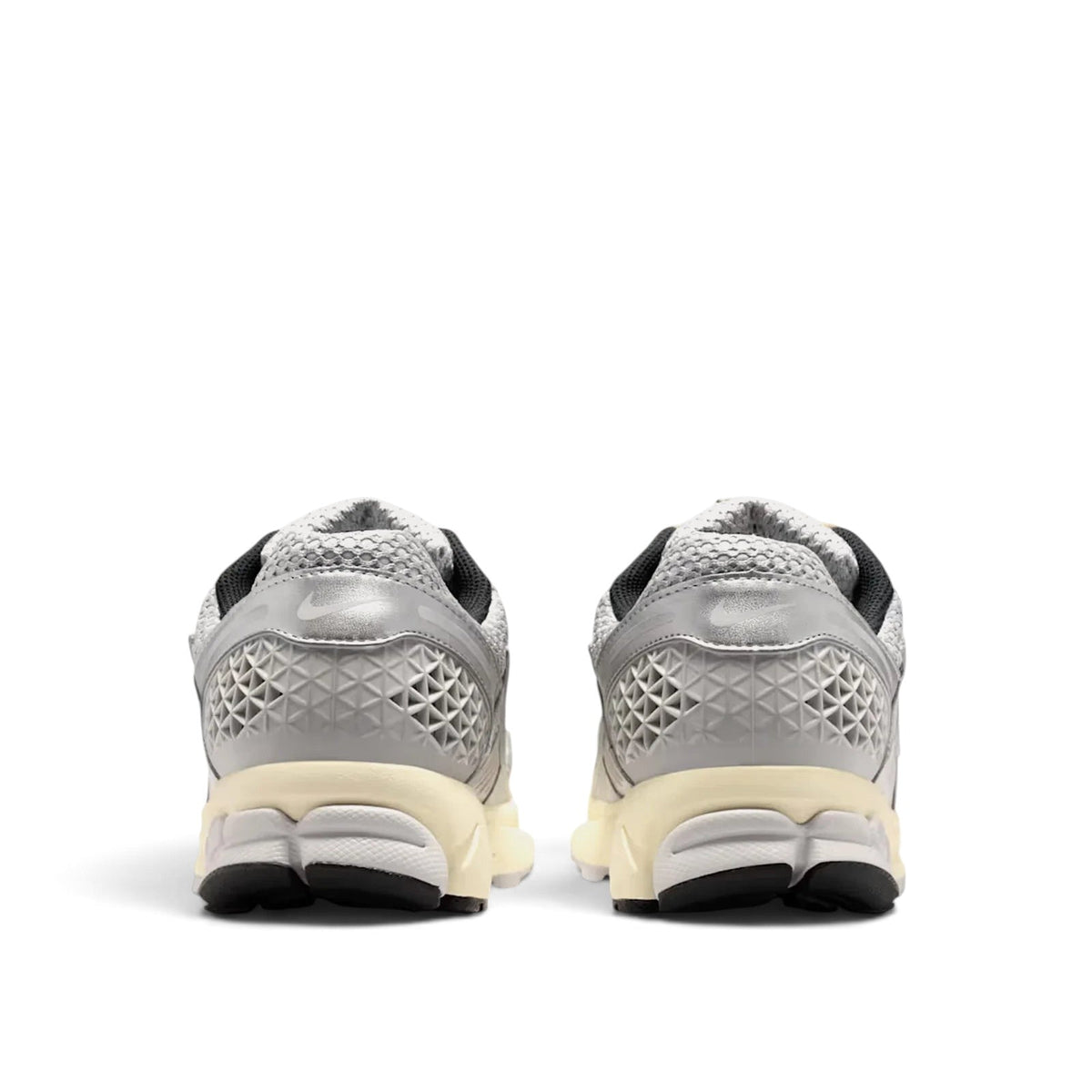 Bliss sneakers Nike Zoom Vomero 5 metalik gümüş detaylı, krem orta tabanlı ve geometrik topuklu performans koşu ayakkabısı