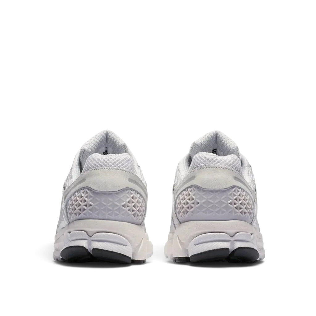 Bliss sneakers Nike Zoom Vomero 5 Vast Grey spor ayakkabı arka görünümü, gri file ve sentetik detaylı tasarım