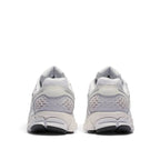 Bliss sneakers Nike Zoom Vomero 5 Vast Grey spor ayakkabı arka görünümü, gri file ve sentetik detaylı tasarım