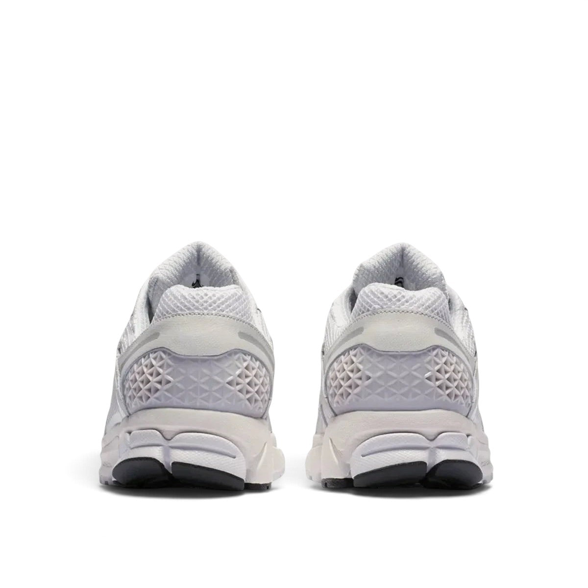 Bliss sneakers Nike Zoom Vomero 5 Vast Grey spor ayakkabı arka görünümü, gri file ve sentetik detaylı tasarım