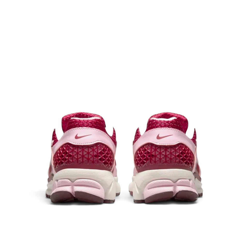 Bliss sneakers Nike Zoom Vomero 5 Team Red ve Pink Foam renklerinde, topuk detaylı düşük bilekli spor ayakkabı arkadan görünüm