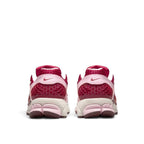 Bliss sneakers Nike Zoom Vomero 5 Team Red ve Pink Foam renklerinde, topuk detaylı düşük bilekli spor ayakkabı arkadan görünüm