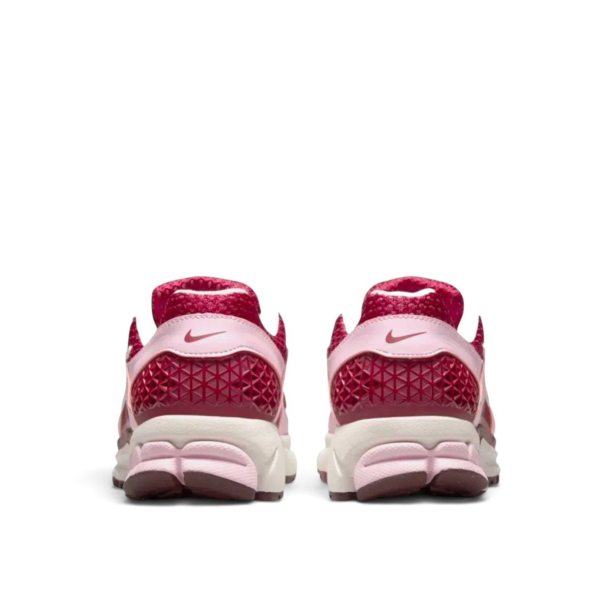 Bliss sneakers Nike Zoom Vomero 5 Team Red ve Pink Foam renklerinde, topuk detaylı düşük bilekli spor ayakkabı arkadan görünüm
