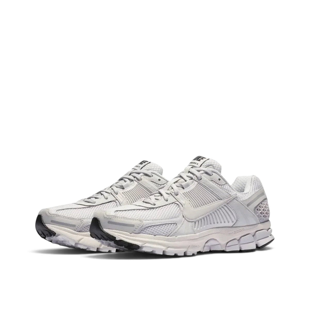 Bliss sneakers Nike Zoom Vomero 5 Vast Grey, gri tonlarda file ve sentetik detaylı düşük bilekli spor ayakkabı.