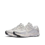 Bliss sneakers Nike Zoom Vomero 5 Vast Grey, gri tonlarda file ve sentetik detaylı düşük bilekli spor ayakkabı.