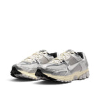 Bliss sneakers Nike Zoom Vomero 5 metalik gümüş detaylı, file panelli ve krem orta tabanlı performans koşu ayakkabısı