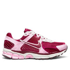 Bliss sneakers Nike Zoom Vomero 5 Team Red ve Pink Foam renkli, file detaylı, düşük bilekli spor ayakkabı
