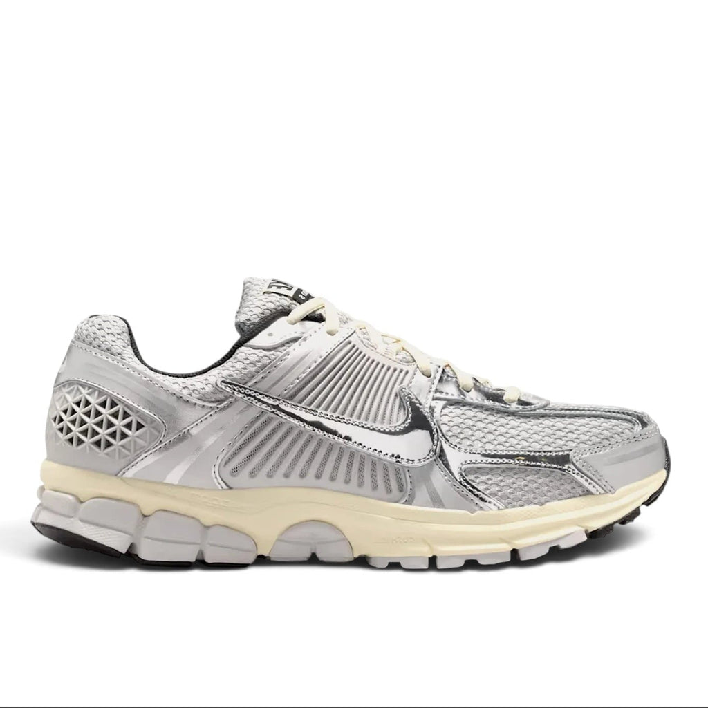 Bliss sneakers Nike Zoom Vomero 5 metalik gümüş detaylı, file panelli ve krem orta tabanlı performans koşu ayakkabısı