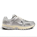 Bliss sneakers Nike Zoom Vomero 5 metalik gümüş detaylı, file panelli ve krem orta tabanlı performans koşu ayakkabısı