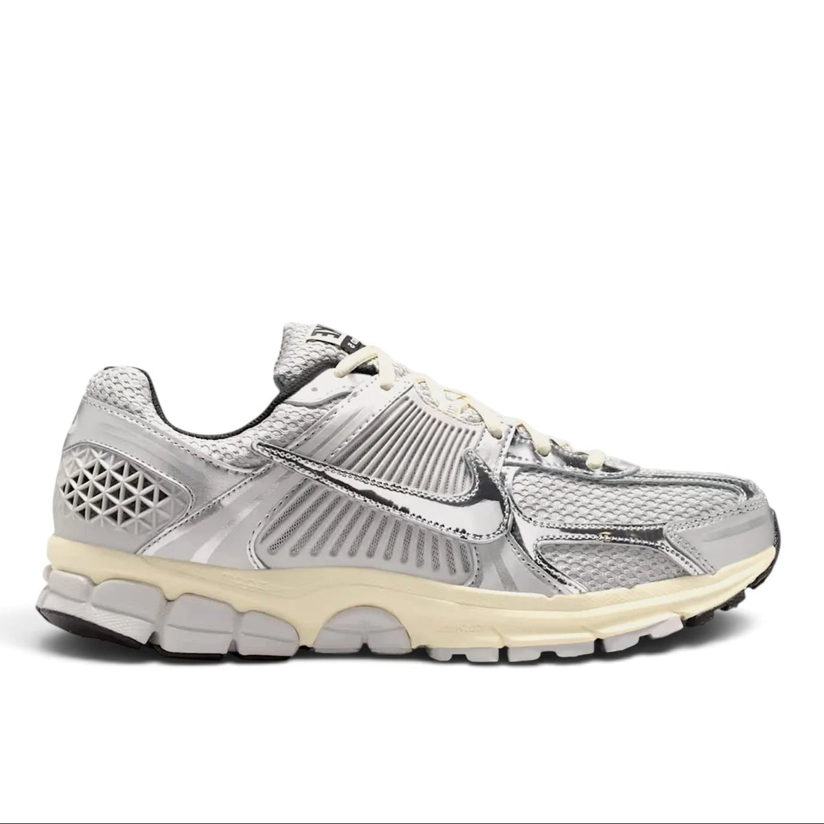 Bliss sneakers Nike Zoom Vomero 5 metalik gümüş detaylı, file panelli ve krem orta tabanlı performans koşu ayakkabısı
