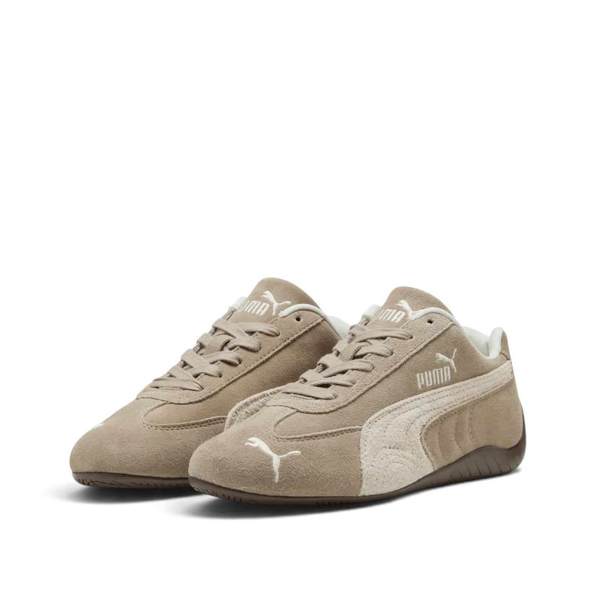 Bliss sneakers marka bej renkli süet Puma günlük spor ayakkabı, yan kısımlarında ikonik beyaz şerit detayları ile.