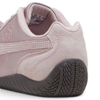 Bliss sneakers marka pudra pembesi saten ve süet detaylı Puma Mostro spor ayakkabı topuk ve yan görünümü