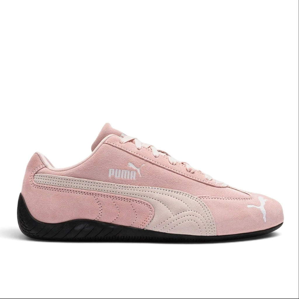 Bliss sneakers marka pembe süet Puma spor ayakkabı, yan kısımlarında kontrast detaylar ve siyah kauçuk taban ile.