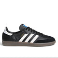 Bliss sneakers siyah deri adidas Samba spor ayakkabı, beyaz üç bant detayı, süet burun ve kauçuk taban ile.