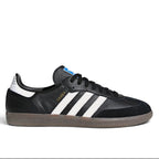 Bliss sneakers siyah deri adidas Samba spor ayakkabı, beyaz üç bant detayı, süet burun ve kauçuk taban ile.