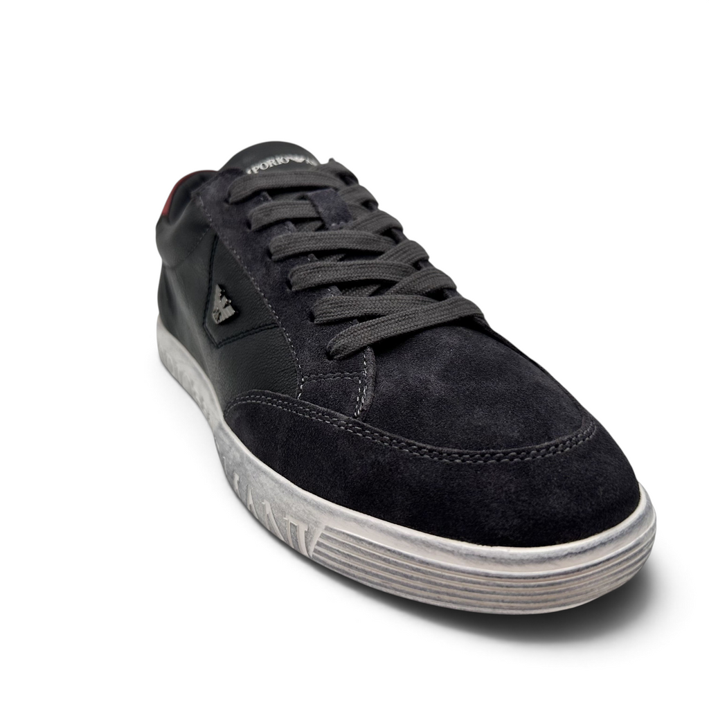 Bliss sneakers Emporio Armani siyah deri ve süet detaylı, kırmızı topuk vurgulu modern günlük spor ayakkabı