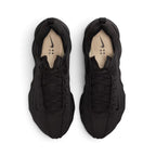 Bliss sneakers marka, üstten görünümde minimalist siyah Nike günlük spor ayakkabı, nefes alabilen dokulu yüzey.