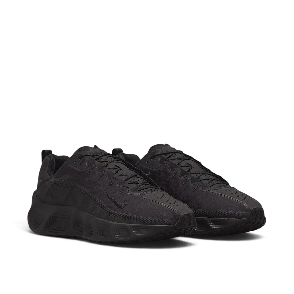 Bliss sneakers marka, siyah renkli, modern geometrik tabanlı ve minimalist tasarımlı günlük spor ayakkabı.