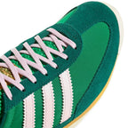 Bliss sneakers marka yeşil süet ve tekstil detaylı, pembe bağcıklı ve beyaz üç bantlı retro spor ayakkabı