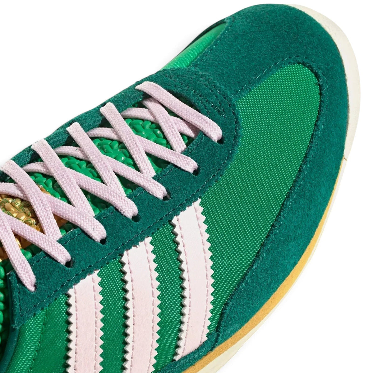 Bliss sneakers marka yeşil süet ve tekstil detaylı, pembe bağcıklı ve beyaz üç bantlı retro spor ayakkabı